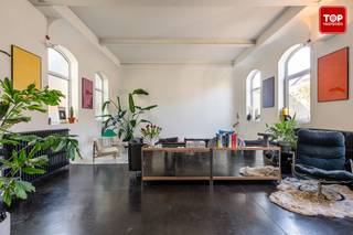 <p>Gelegen in een rustige, aangename straat in Gentbrugge bevindt zich deze charmante loft, waar comfortabel wonen en een uitstekende bereikbaarheid hand in hand gaan. Op slechts enkele minuten fietsen van het stadscentrum geniet u hier van de ideale combinatie tussen een kalme woonomgeving en de nabijheid van winkels, openbaar vervoer, scholen en andere voorzieningen.<br /><br />Via de Kerkstraat bereikt u het eigendom langs een verzorgde gemeenschappelijke buitenruimte, die meteen een warme en uitnodigende eerste indruk geeft. Bij het betreden van het appartement komt u rechtstreeks in de ruime en lichtrijke leefruimte. De grote raampartijen zorgen voor een open sfeer en laten het natuurlijke licht volop binnenstromen. Aansluitend vindt u de moderne, volledig uitgeruste keuken, die naadloos aansluit op de leefruimte. Vanuit de keuken heeft u toegang tot een gezellig terras, perfect om in alle rust te genieten van een koffiemoment of een zonnige namiddag. <br /><br />De moderne badkamer is stijlvol afgewerkt en voorzien van alle hedendaagse comfort, waardoor dit appartement een ideale woonplek vormt voor wie op zoek is naar kwaliteit en gezelligheid.<br /><br />Op het tussenverdiep bevindt zich een praktische bureelhoek, ideaal voor thuiswerk of studieruimte. Verderop komt u in de lichtrijke slaapkamer, die een gevoel van rust en comfort uitstraalt. <br /><br />Beschikbaar bij akte! <br /><br />Contacteer Topvastgoed voor een afspraak op 0475 700 700.</p>