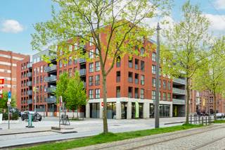 Espace commercial unique et prêt à l’emploi d’environ 203 m², situé dans un emplacement commercial de tout premier ordre sur l’Eilandje. Ce bien se trouve rue de Londres, à proximité immédiate du MAS et du port de plaisance. Le boulevard avec ses commerces et établissements horeca près du ZNA Cadix constitue une attraction supplémentaire pour le quartier. Le Schengenplein, verdoyant et récent, avec son Delhaize et plusieurs restaurants, renforce encore l’attrait de la zone.

Un emplacement exceptionnel offrant visibilité et passage garantis, tout en bénéficiant d’un accès aisé grâce à la proximité de nombreuses voies d’accès.

De grandes baies vitrées s’étendent sur tout le rez-de-chaussée le long de la rue de Londres, sur une façade d’environ 27 m, assurant une luminosité optimale et un cadre de travail agréable.

L’espace intérieur présente un style épuré et minimaliste : sol en béton lissé, grande hauteur sous plafond d’environ 3,65 m et une ouverture qui confèrent au lieu une atmosphère contemporaine et spacieuse. L’aménagement peut encore être adapté selon vos besoins.

Une cuisine/kitchenette et des installations sanitaires séparées sont prévues.

Cet espace commercial polyvalent convient parfaitement à de nombreux usages : commerce haut de gamme, showroom exclusif, magasin, ou bureau / profession libérale (sous réserve d’un changement d’affectation).