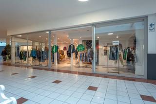 Op de meest commerciële ligging in het centrum van Kapellen, in de Shopping Promenade, kan u deze showroom/handelsruimte met grote etalage terugvinden tussen Jacobs Concept Store en uitstalraam So Bling Bling. Deze topligging garandeert een grote zichtbaarheid voor de vele passanten van de Promenade. De bruikbare oppervlakte is 102m² en omvat naast de handelsruimte een berging en een toilet. De huurprijs bedraagt 200€/m² exclusief kosten.
Wenst u meer informatie en/of een bezichtiging?
Contacteer ons 03/568.03.03 of info@vastgoed03.be.