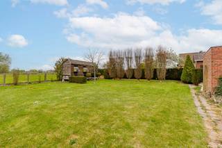 <br />Welkom in de Kortenbosstraat 67 in Wetteren, waar rust en ruimte centraal staan. Deze woning is gelegen op een breed perceel van 851 m² en biedt een bewoonbare oppervlakte van 130 m², ideaal voor wie op zoek is naar een woning met potentieel en een aangename buitenomgeving.<br /><br />Via de inkomhal betreedt u de woning, die beschikt over een lichtrijke leefruimte en een praktische indeling. De woning omvat drie volwaardige slaapkamers, een badkamer en een apart toilet. Daarnaast is er een kelder aanwezig, ideaal voor extra opslagruimte.<br /><br />Buiten geniet u van een bijzonder grote en goed onderhouden tuin van ca. 550 m², waar u de hele dag door van de zon kan genieten. De tuin beschikt over een garage, tuinberging en een regenput met grondwater, wat bijdraagt aan het gebruiksgemak.<br /><br />De woning wordt verwarmd met een aardgaskachel. Houd er rekening mee dat de elektriciteit niet conform is en het EPC-label F bedraagt. Dit biedt echter opportuniteiten voor renovatie (mooie premies van de overheid) en het volledig naar eigen smaak inrichten van de woning. <br /><br />Kortom, een interessante eigendom voor wie ruimte, een groot perceel en renovatiemogelijkheden weet te appreciëren.<br /><br />Maak snel uw afspraak via 0471 65 25 34 of via info@vicusvastgoed.be