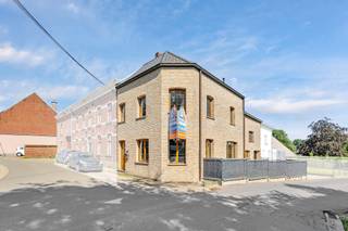 <p>Bent u op zoek naar <strong>een instapklare gezinswoning met een aangename lichtinval</strong>, een praktische indeling en een centrale ligging? Dan is <strong>deze charmante woning in het hart van Denderhoutem</strong> beslist een bezoek waard. De woning bevindt zich op een uitstekende locatie, op wandelafstand van winkels, supermarkten, scholen, openbaar vervoer, horecazaken en andere dagelijkse voorzieningen. <br />Bovendien geniet u van een vlotte verbinding naar de belangrijkste invalswegen, waardoor u zich gemakkelijk verplaatst naar de omliggende steden en gemeenten. Het gelijkvloers omvat een inkomhal, een gastentoilet, een lichtrijke leefruimte met <strong>een gezellige houtkachel</strong>, een volledig uitgeruste keuken en <strong>een inpandige garage. </strong>Op de eerste verdieping vinden we een nachthal, een ruime berging,<strong> twee volwaardige slaapkamers</strong> en een ruime badkamer van maar liefst 14 m². <strong>De zolder werd ingericht als een stijlvolle master bedroom met een praktische dressing, </strong>wat zorgt voor extra wooncomfort. Verder beschikt de woning over <strong>een droge, praktische kelder. </strong>Dankzij de centrale ligging, de aangename lichtinval en de doordachte indeling is deze woning de ideale thuis voor wie comfortabel en rustig wil wonen, met alle voorzieningen binnen handbereik. Cv op aardgas - Buitenschrijnwerk in PVC dubbel glas (Maatregelenregister en stedenbouw in aanvraag)</p>