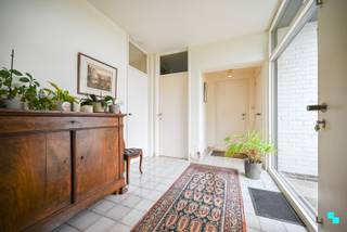 In de regio van het kasteeldomein Wallemote-Wolvenhof vinden we deze gelijkvloerse woning met <strong>drie slaapkamers</strong> op een hoekperceel van maar liefst 785m². De woning werd in 1966 gebouwd en was toen reeds een voorloper op zijn tijd. Hoewel de woning een grondige renovatie nodig heeft, zitten o.a. de indeling en lichtinval van de woning fantastisch goed. De eigenlijke kelder is te bereiken via de nachthal en biedt stockagemogelijkheden. Zeer lichtrijke en uitnodigende inkomhal, gastentoilet, toegang tot de inpandige garage, de uitbouw met bureauruimte en speelhoek / zitruimte. Verder is er de woonkamer met eet- en zitgedeelte, de keuken met zicht op het ingesloten terras, de nachthal met toegang tot ca. alle ruimtes zijnde de drie slaapkamers, de kelder, de keuken en de inkomhal. De badkamer bevindt zich momenteel ensuite tussen de masterbedroom en de grootste kinderkamer. Zeer aangename en privatieve tuin, ingesloten terras, zonneterras en aparte garagebox. CV op stookolie | Niet asbestveilig (3 materialen) | Hoofdzakelijk dubbele beglazing (HR), deels enkel glas. Alles betreft houten schrijnwerk | Regen- en putwater. Laurence (BIV 541 501) organiseert voor deze woning de bezoeken, mits het maken van een afspraak.