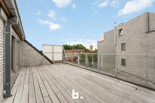 Ontdek dit aangename appartement, ideaal gelegen op de derde verdieping van de verzorgde Residentie Charlotte. Gebouwd in 2006 en zorgvuldig onderhouden, biedt deze woonst alle comfort voor wie op zoek is naar een instapklare woning.<br /><br />Bij het betreden van het appartement valt meteen de lichtrijke leefruimte op, die via de halfopen keuken naadloos verbonden is met het eet- en zitgedeelte. De keuken is functioneel ingericht en biedt voldoende opbergruimte.<br /><br />Verder beschikt het appartement over twee volwaardige slaapkamers, een moderne badkamer met een comfortabele inloopdouche en een afzonderlijk toilet. Een absolute troef is het bijzonder ruime, achteraan gelegen terras — dé ideale plek om in alle rust te genieten van de buitenlucht.<br /><br />Troeven van dit appartement:<br />- Bouwjaar 2006<br />- 2 ruime slaapkamers<br />- Halfopen, praktische keuken<br />- Badkamer met inloopdouche<br />- Apart toilet<br />- Zeer ruim terras achteraan<br /><br />*Renders werden toegevoegd ter visualisatie van meubelen.<br /><br />Residentie Charlotte: verzorgde en rustige residentie<br /><br />Dit appartement is perfect voor zowel eigen bewoning als investering. Dankzij de centrale ligging bevinden winkels, scholen, openbaar vervoer en verbindingswegen zich op korte afstand.<br /><br />Interesse? Contacteer ons snel voor een bezoek en laat u verrassen door de ruimte en het comfort dat dit appartement te bieden heeft!<br /><br />Watergevoelig openruimtegebied (Worg): NVT<br /><br />Dit pand wordt verkocht onder het systeem van START 2 FINISH.<br />Elk prijsvoorstel gelijk of hoger dan deze startprijs wordt voorgelegd aan de verkoper(s) die dit al dan niet kan aanvaarden.<br />Startprijs: 230.000 EUR