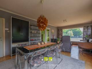 <span><strong>VRIJSTAANDE GELIJKVLOERSE WONING MET 3 SLAAPKAMERS OP EEN PERCEEL VAN 4A23CA TE DILSEN-STOKKEM (ELEN) <br /><br />TROEVEN<br /></strong>- Goede bereikbaarheid naar omliggende steden zoals Maaseik, Maasmechelen,... <br />- Dichtbij de Nederlandse grens. <br />- Gelijkvloerse woning : ideaal voor de latere levensfase! <br />- Mogelijkheid te renoveren naar je eigen droomwoning.<br />- Achterzijde woning bereikbaar via de Heirbaan. <br />- Garage &amp; extra garagebox aan de achterzijde van de woning. <br />- Beklinkerd terras.<strong><br /><br />GELIJKVLOERS 00<br /></strong>- Inkomhal (1,80m x 3,50m = 6,30m²): natuurlijk lichtinval dankzij glazen deur, elektriciteitskast, linoleum. <br />- Nachthal (1,80m x 4,80m = 8,64m²) linoleum.<br />- Woonkamer (4,00m x 7,55m = 30,20m²): veel lichtinval dankzij de raampartijen, dubbele deur naar de hal, kurkvloer</span><br /><span>- Keuken (3,10m x 3,50m = 10,85m²): geïnstalleerd met onder- en bovenkasten,lades, oven, vaatwasser, koelkast, keramische kookplaat, dampkap, aansluting wasmachine, betegelde achterwand, tegelvloer.</span><br /><span>- Toilet (1,20m x 0,85m = 1,02m²): zittoilet, deels wandbetegeling, kurkvloer.</span><br /><span>- Sas (4,00m x 1,60m = 6,40m²): tegelvloer.</span><span><br />- Badkamer (1,80m x 1,80m = 3,24m²): geïnstalleerd badmeubel met enkele lavabo, onderkasten, spiegel; aparte kolomkast, douchecabine, deels wandbetegeling, kurkvloer.<br />- Slaapkamer 1 (4,80m x 3,50m = 16,80m²): linoleum.<br />- Slaapkamer 2 (3,50m x 3,00m = 10,50m²): tapijt.<br />- Slaapkamer 3 (3,50m x 3,00m = 10,50m²): tapijt.<br /><br /></span><strong>ZOLDERVERDIEPING +01</strong><br /><br /><span><strong>EXTERIEUR</strong></span><br /><span>- garage/buitenberging<strong><br /></strong>- garagebox<br />- beklinkerd terras<br /><br /><strong>EXTRA INFORMATIE <br /></strong><span>Dit pand kan onderhevig zijn aan de renovatieverplichting die door de Vlaamse overheid wordt opgelegd voor residentiële gebouwen. Alle informatie kunt u terugvinden via https://www.vlaanderen.be/een-woning-kopen/renovatieverplichting-voor-residentiele-gebouwen-vanaf-2023.<br /></span><br />Bekijkt u deze advertentie via een aanverwante vastgoedsite, surf dan zeker naar onze website <strong>www.N78vastgoed.be</strong> voor een uitgebreide beschrijving en foto's. <strong>Meer info: +32 (0)89 86 18 88 of info@N78vastgoed.be.</strong></span>