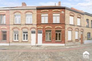 Volledig gerenoveerde woning met 3slpk, tuin &amp; garage in centrum Ieper!In de gezellige Beluikstraat, een charmant straatje op wandelafstand van...