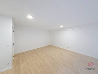 Brussel, in hartje centrum, op 2 minuten van de Grote Markt en vlakbij instellingen en winkels: volledig gerenoveerde duplex-studio van ±50 m² met een leefruimte van ±32,5 m², ingerichte keuken (oven – kookplaat – dampkap – koelkast/diepvries), douchekamer (douche – toilet – wastafel). Vaste kosten van €200/maand (koud water – warm water – verwarming – elektriciteit – gemeenschappelijke lasten). Onmiddellijk beschikbaar! EPC G*. Afmetingen zijn indicatief.