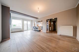 Info en bezichtigingen: dries.v@weinvest.be - 0471 682 737<br />We Invest presenteert u exclusief dit appartement van 92 m² op de 2e verdieping van een goed onderhouden gebouw in Ganshoren. Het bestaat uit 2 slaapkamers, een ruime woonkamer van 28 m², een volledig uitgeruste keuken, een doucheruimte, een kelder en een terras van 7 m².<br />De woning verkeert in goede algemene staat en biedt uitstekend wooncomfort dankzij de lift, de videofoon, de gepantserde deur, de gasverwarming en de ramen met dubbele beglazing. Het energieverbruik bedraagt 121 kWh/m² per jaar, met een EPC-score C en een elektriciteitsinstallatie die voldoet aan de energienormen van de toekomst.<br />De woning is gelegen in Ganshoren en profiteert van een praktische woonomgeving, dicht bij winkels, openbaar vervoer, scholen en voorzieningen voor het dagelijks leven. De wijk biedt gemakkelijke toegang tot de hoofdwegen en is tegelijkertijd aangenaam om in te wonen.<br />Het appartement biedt ook een garage voor een meerprijs van 25.000 €, wat een echte troef is voor het dagelijks leven of voor een huurinvestering.<br />Neem contact met ons op om een bezichtiging te regelen! Mis al onze exclusieve aanbiedingen niet op WWW.WEINVEST.BE