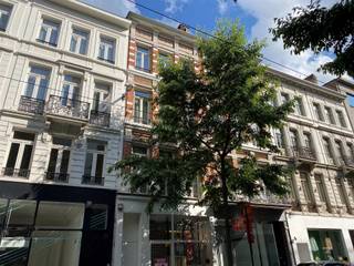<p>Stijlvolle bemeubelde bovenwoning in hartje Antwerpen<br /><br />Op zoek naar een instapklare, volledig bemeubelde woning op een toplocatie? Deze ruime bovenwoning in de bruisende Nationalestraat combineert comfort, karakter en een uitstekende ligging. Tal van winkels, trendy boetieks, gezellige cafés en uitstekende restaurants bevinden zich op wandelafstand.<br /><br />Indeling:<br /><br />Via een privatieve inkomhal naast het handelspand op het gelijkvloers bereikt u de woning.<br /><br />Op de eerste verdieping bevindt zich een gezellige leefruimte met een volledig uitgeruste, vernieuwde keuken voorzien van een vaatwasser, kookplaat, dampkap, oven, microgolfoven en koelkast.<br /><br />De tweede en derde verdieping beschikken elk over een ruime, stijlvol ingerichte slaapkamer van ca. 21 m² met een ensuite badkamer. Elke badkamer is uitgerust met een douche, lavabo, toilet en praktische ingemaakte kasten, waardoor elke bewoner geniet van optimaal comfort en privacy.<br /><br />Op de vierde verdieping bevindt zich een derde slaapkamer met airconditioning en een eigen volledig uitgeruste badkamer.<br /><br />Troeven:<br />- Volledig bemeubeld en instapklaar<br />- Topligging in het centrum van Antwerpen<br />- Drie ruime slaapkamers, elk met een eigen badkamer<br />- Ideaal voor cohousing of het delen van de woning<br />- Beschikbaar vanaf 1 september<br />- Maandelijkse lasten: €100 (privatief waterverbruik). Individuele meters voor gas en elektriciteit.<br /><br />Interesse? Neem gerust contact op voor meer informatie of een bezoek ter plaatse.</p>