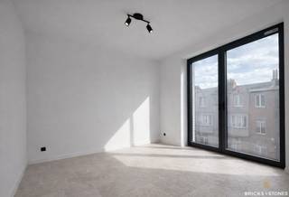 Dit volledig bemeubeld, energiezuinig nieuwbouw appartement met twee ruime slaapkamers.Aangename en lichtrijke leefruimte dankzij de grote...