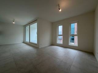 <p><strong>Duurzame appartementen met 1 slaapkamer in een centraal gelegen nieuwbouwproject in Turnhout, terras, kelderberging en verschillende gemeenschappelijke ruimtes. Beschikbaar: Onmiddellijk. Gemeenschappelijke kosten (forfait*). Privatieve kosten (Provisie**) verwarming. <span>Prijslijst kan gedownload worden onderaan pagina.</span></strong></p>
<p>Plan je bezoek in voor de appartementen in dit project via: https://www.vansweevelt.be/te-huur/appartement/<br /><br />U kan de prijslijst met correcte huurprijzen met bijkomende kosten downloaden als bijlage onderaan de pagina.</p>
<p>*Een forfaitkost is een vast bedrag dat je betaalt, ongeacht het werkelijke verbruik. In dit geval omvat het forfait de kosten voor de gemeenschappelijke delen en het collectief onderhoud, en wordt dit bedrag niet achteraf verrekend.</p>
<p>**Een provisiekost betekent in dit geval dat je maandelijks een voorschot betaalt voor de variabele kosten van verwarming en het opwarmen van warm water. De effectieve kosten worden later afgerekend op basis van het werkelijke verbruik.</p>