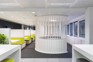 Espace de bureaux modernes de 440 m² à louer très bien situé le long du R0 et facilement accessible par les transports publics. L'espace prêt...