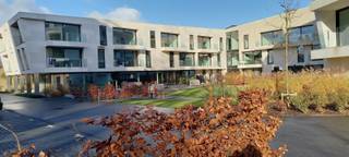 Het appartement (assistentiewoning) is gelegen op het vierde verdiep met een royaal terras. Indeling: Inkomhal met vestaire en apart toilet, zeer lichte woonkamer met open keuken en terras, twee grote bergingen, één ruime slaapkamer, badkamer met inloopdouche en toilet. Het appartement en gebouw is volledig rolstoeltoegankelijk.<br />U kan in de gemeenschappelijke ruimtes genieten van de fitness ruimte, sauna, salons, horeca zaak, fietsenberging, prachtige gemeenschappelijke tuin enz… Kortom wonen zonder zorgen in een prachtige moderne omgeving  dichtbij het centrum van Bornem. Dankzij zorg-wonen en de woonassistente ter plaatse kan u genieten van zorg op maat.<br />Voor alle vragen of een vrijblijvende rondleiding kan u ons steeds contacteren. Dit appartement kan aangekocht worden onder 12% BTW. Ook kan u genieten van een volledige vrijstelling van de grondbelasting.<br /><br />referentie: 4925