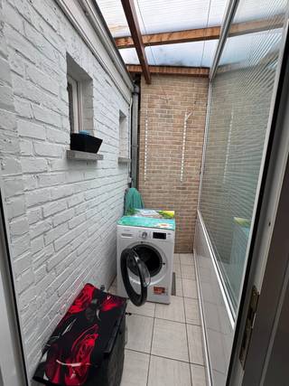 Gelegen in het centrum van Brugge, vind je deze charmante woning met enorm potentieel. Een ideale startwoning of interessante investering voor wie op zoek is naar een project op toplocatie.<br />De woning is momenteel verhuurd aan €750/maand, wat meteen een mooi rendement oplevert.<br />Indeling:<br />Inkomhal - Gezellige leefruimte - Keuken - Toilet - Berging - Overdekt terras<br />Op de verdieping: badkamer en 2 slaapkamers<br />Zolder bereikbaar met vaste trap (mogelijkheid tot extra kamer)<br />Met wat renovatiewerk kan dit pand omgetoverd worden tot een moderne stadswoning met karakter, midden in het bruisende Brugge.<br />Pluspunten:<br />✅ Centrale ligging<br />✅ Stabiel huurrendement<br />✅ Vaste trap naar de zolder<br />✅ Perfect voor starters of investeerders<br />📍 Locatie: Groenestraat 21 - 8000 Brugge<br />💰 Prijs: €215.000<br />Interesse? Neem snel contact op voor meer informatie of een bezoek! 050/20.00.00