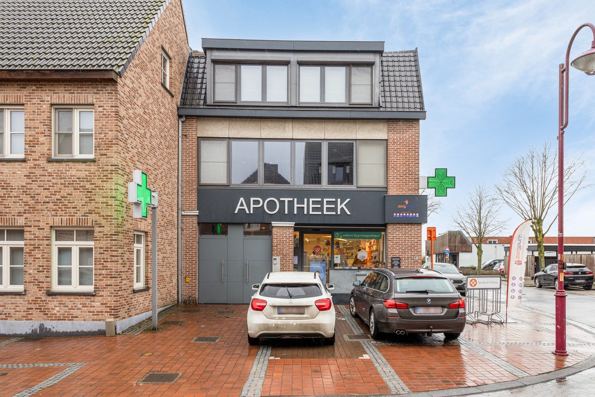 Handelspand 150 m² met appartement 200 m² gelegen centrum Nevele - photo 1