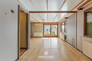 Voor meer info en foto’s, surf naar www.swevers.be<br /> – Deze charmante bungalow in de Bieststraat in Heusden-Zolder combineert een centrale ligging met aangenaam wooncomfort. De woning werd gebouwd in 1992 en beschikt over een bewoonbare oppervlakte van circa 90 m², volledig ingericht op één niveau. Dankzij de praktische indeling en het ontbreken van een renovatieplicht vormt dit een ideale opportuniteit voor wie rustig wil moderniseren naar eigen smaak.<br /><br />Via de inkomhal bereikt u de gezellige leefruimte van ongeveer 14 m², waar grote raampartijen zorgen voor veel natuurlijke lichtinval en een mooi zicht op de tuin. Aansluitend bevindt zich de keuken van circa 10 m² met voldoende mogelijkheden voor een hedendaagse inrichting. Verder telt de woning drie slaapkamers van ongeveer 15 m², 8 m² en 7 m². Hierdoor is deze bungalow perfect geschikt voor gezinnen, koppels of wie extra ruimte zoekt voor een bureau of hobbykamer. De badkamer is functioneel ingericht en centraal gelegen.<br /><br />Buiten geniet u van een zuidgericht perceel van 5 are 72 centiare waar zon en privacy centraal staan. De tuin biedt alle ruimte voor een terras, speelruimte of groene ontspanningsplek. Extra troeven zijn de carport, garagebox en ruime parkeergelegenheid voor meerdere voertuigen.<br /><br />De ligging is bijzonder praktisch met winkels, horeca en ontspanning op wandelafstand, scholen op ongeveer 1 km, openbaar vervoer op 300 meter en een vlotte verbinding naar de autosnelweg op slechts 1,5 km. Een ideale woning met veel potentieel op een centrale locatie in Heusden-Zolder. Voor meer informatie, bel 011 255 155. Bron bewoonbare oppervlakte: EPC – verslag.