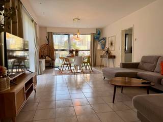 Welkom in de Constant Van Goeystraat, gelegen vlakbij het centrum van Zwijndrecht en op wandelafstand van openbaar vervoer.<br /><br />Dit rustig gelegen gelijkvloerse appartement bevindt zich in een kleinschalig goed onderhouden gebouw.<br />Via de <strong>gemeenschappelijke inkomhal </strong>komen we het appartement binnen. De grote en lichtrijke <strong>woon-/eetkamer</strong> geeft een ruimtelijk gevoel en directe toegang tot de <strong>keuken</strong>. De keuken is voorzien van een keramisch fornuis, dampkap, koelkast en heeft een aansluitende <strong>berging met aansluitingen voor wasmachine en droogkast.</strong><br /><br />De <strong>twee slaapkamers</strong> bevinden zich aan de achterzijde van het gebouw. Vanuit een slaapkamer kan je op het <strong>terras</strong> en de <strong>privatieve tuin</strong>.<br />Via de <strong>nachthal</strong> kunnen we een <strong>apart toilet</strong> bereiken en de <strong>badkamer</strong> die voorzien is van ligbad met douchefunctie en dubbel lavabomeubel.<br /><br />Achteraan het gebouw is er een <strong>garage (17m2)</strong> inbegrepen in de prijs. In de garage is elektriciteit en verlichting aanwezig.<br />Per appartement zijn er ook zonnepanelen voorzien.<br /><br />Het appartement is momenteel <strong>verhuurd.</strong><br /><br /><u><strong>Technisch:</strong></u><br />- EPC: 339 kWh/m2jaar<br />- geen renovatieplicht<br />- G-&amp;P-score: C&amp;D<br />- Wg, Vg, Gvkr, Gmo, Vv