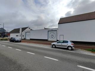 Deze <strong>commerciële eigendom</strong> combineert een ruime <strong>handelsruimte met bijhorende loods</strong>, strategisch gelegen langs de Duinkerkekeiweg, op slechts 850 m van de E40-oprit en -afrit Adinkerke (nr. 1).<br /><br />De <strong>handelsruimte</strong> beschikt over een <strong>gelijkvloers van +/- 190 m²</strong>, voorheen ingericht als winkelruimte, en een <strong>verdieping van +/- 135 m²</strong> die momenteel dienstdoet als bureel en archiefruimte. De indeling leent zich perfect voor diverse handels- of kantooractiviteiten.<br /><br />Aansluitend bevindt zich een <strong>loods van ca. 300 m²</strong>, bereikbaar via twee sectionale poorten (3,5m B x 3,9m H), wat zorgt voor een vlotte in- en uitrit van goederen. De loods is opgebouwd uit betonpanelen met geïsoleerd steeldeck en heeft een vrije hoogte van 4,55 meter. Deze kan worden verwarmd met luchtblazers op stookolie en is voorzien van branddetectie.<br /><br />Dankzij de combinatie van winkel, kantoor en opslagruimte biedt deze eigendom tal van mogelijkheden voor ondernemers die op zoek zijn naar een zichtbare, toegankelijke en functionele locatie.<br /><br /><strong>Troeven:</strong>
<ul>
<li>Commerciële ligging met uitstekende bereikbaarheid</li>
<li>Handelsruimte met kantoor en archiefruimte</li>
<li>Loods met twee sectionale poorten</li>
</ul>
<br />Contacteer <strong>PANORAMA B2B</strong> voor bijkomende inlichtingen, plannen of een vrijblijvend plaatsbezoek <strong>0479 70 70 73</strong>.