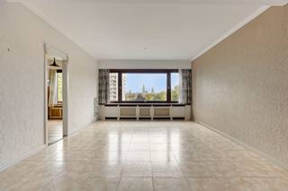 <p>Dit ruim en verzorgd appartement met twee slaapkamers bevindt zich op de vierde verdieping en biedt een <strong>prachtig zicht</strong> op de skyline van Antwerpen.<br />Indeling: ruime inkomhal met apart toilet, vooraan het appartement vinden we de<strong> lichtrijke leefruimte</strong> terug die verder toegang biedt tot de keuken. Achteraan bevinden zich <strong>twee volwaardige slaapkamers</strong>, beide voorzien van ingemaakte kasten. De grootste slaapkamer biedt nog toegang tot het<strong> terras van ca. 10 m² </strong>met noordwestelijke oriëntatie. De badkamer beschikt over een ligbad met douchefunctie, enkele lavabo en een ingemaakte kast.</p><p>Tot slot is er nog de mogelijkheid om een<strong> overdekte autostaanplaats </strong>aan te kopen aan € 20.000.</p><p>Extra:<br />- EPC-klasse B (144 kWh/m² jaar) - GEEN renovatieverplichting!<br />- Kelderberging aanwezig en inbegrepen in de vraagprijs<br />- Lift aanwezig in het gebouw<br />- Dak van het gebouw is recent vervangen<br />- Watertoets: P-score C, G-score C<br />- Woongebied, stedenbouwkundige informatie in aanvraag<br />- Maatregelenregister in aanvraag</p><p>Nabij school, winkels, autosnelweg, openbaar vervoer, etc. Voor meer info ga naar www.coenenvastgoed.be of bel 03/375.82.92</p>