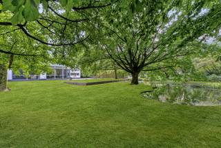 Deze prachtige energiezuinige woning is voorzien van alle modern comfort en is gelegen in een rustige en groene straat op wandelafstand van domein...