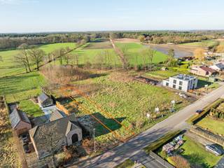 Op zoek naar de ideale locatie voor jouw droomwoning? Deze bouwgrond van 450 m2 voor een halfopen bebouwing biedt een unieke kans om te bouwen in...
