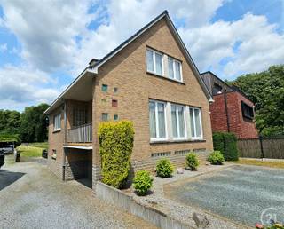 Discover this charming home in the heart of Dilbeek, where comfort and space come together harmoniously. With a generous living area of 280m²,...