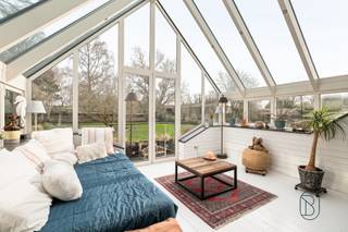 Discover this character property, harmoniously combining a high-quality private living space with an independent professional area, ideal for...