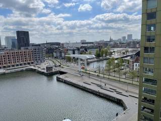 prachtig   één slaapkamer appartement gelegen in de 2 de toren van de Westkaai  9 de verd (Eilandje) met  zicht op het kattendijkdok voorzien van grote panoramische ramen , indeling : stalen veiligheidsdeur , inkomhal met apart toilet en berging  ruime en zeer lichte living met parketvloer en grote raampartijen deze zijn voorzien van extra zonneschermen   ,ingerichte open keuken ,aansluitend aan  de living zuid-oost terras van 10 m² , 1 slaapkamer  voorzien van parketvloeren en  badkamer voorzien van dubbele lavabo met kasten  ,douche en toilet  kelderberging op -2 nr 38 prijs appartement 365.000 €   extra staanplaats te koop op -1 aan 38.000 €  gemeenschappelijke kosten 130 € 