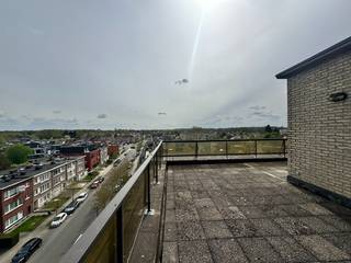 <strong>Mooi verzorgd appartement met zeer groot terras</strong><br /><br />Dit mooie appartement is gelegen in een rustige buurt in Mortsel, dichtbij de grens met Edegem.<br />Hier vindt u winkels, openbaar vervoer, scholen, banken, horecazaken, etc.<br /><br />Het appartement, met een mooie bewoonbare oppervlakte van 115 m², is ingedeeld als volgt:<br /><br />U betreedt het appartement via de inkomhal met parketvloer, gastentoilet met handenwasser. De grote leefruimte (48 m²) beschikt over een mooie, nieuwe parketvloer.<br />De grote ramen vooraan bieden een fantastische lichtinval, alsook zicht op en toegang tot het riant zuid-georiënteerd terras (75 m²). <br />Op dit zonnig terras kan u volledig tot rust komen en genieten van de omgeving.<br /><br />De keuken is volledig geïnstalleerd en uitgerust met een 5-pits gaskookplaat, koelkast met vriesvak, dampkap, vaatwasser, oven en spoelbak met verlek.<br />Aansluitend een praktische wasberging met de nodige aansluitingen.<br /><br />Verder omvat het appartement twee slaapkamers (13 m² en 9 m²), een badkamer met ligbad én douche, dubbele lavabo in meubel.<br /><br />Wenst u graag eens te gaan kijken?  Stel uzelf snel kandidaat via onze website www.vbvastgoed.be met de groene knop "Ik ben kandidaat".