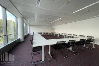 Instapklare kantoorruimte van 2.451 m² te huur, deel uitmakend van het hoogkwalitatieve kantoorgebouw "Silver Building". Uitstekende zichtbaarheid langs de Reyerslaan, naast de E40-snelweg Brussel-Luik. Tevens uiterst vlot bereikbaar zowel met de auto als met het openbaar vervoer: het Meiser station bevindt zich op 800 m.<br /><br />Het kantoorgebouw met eigentijdse architecturale elementen van de hoogste kwaliteit is voorzien van de nieuwste technologieën met aanwezigheid van o.a. gemeubileerde en ingerichte vergaderzalen, restaurant "Silver Café", kleedkamers, douches, ... Tevens ruime parkeermogelijkheden en fietsenstalling. Deze kantoorruimtes bieden niet alleen een verfijnde en eigentijdse omgeving voor bedrijfsactiviteiten, maar ook een stimulerende plek die de creativiteit en productiviteit bevordert.<br /><br />Tevens andere oppervlaktes mogelijk van van 250 m² tot 2.451 m². Onmiddellijk beschikbaar!<br /><br />Contacteer <strong>PANORAMA B2B</strong> voor bijkomende inlichtingen of een vrijblijvend plaatsbezoek bezoek <strong>0477 09 00 09.</strong>