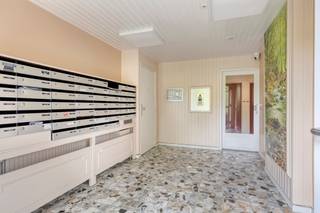 immo DAVID stelt voor: lichtrijk 2 slaapkamerapp met terras en privatieve kelder<br /><br />Op het achtste verdiep bevindt zich dit op te frissen, lichtrijke tweekamerappartement met privatieve kelder.<br /><br />De indeling omvat een inkomhal, een keuken van 7 m² met dubbele lavabo en directe toegang tot het terras, een ruime en gezellige woonkamer van 32 m² met open haard en eveneens toegang tot het terras, een badkamer met ligbad, een nachthal, een afzonderlijk toilet en twee slaapkamers van respectievelijk 9 m² en 12 m² – beide met toegang tot het terras.<br /><br />Het zuidgerichte terras van maar liefst 17 m² biedt een adembenemend uitzicht over het park en over Brussel – een unieke plek om te genieten van rust en ruimte.<br /><br />Het appartement baadt in natuurlijk licht en straalt een warme, uitnodigende sfeer uit.<br /><br />Mogelijkheid tot aankopen van een garage voor een bedrag van € 25.000.<br /><br />Dankzij de uitstekende ligging nabij de Ring, Brussel, het centrum, scholen, winkels, openbaar vervoer, het UZ Jette, Laarbeekbos en de fietssnelweg, vormt dit appartement een ideale woonplek voor wie comfort, rust en bereikbaarheid wil combineren.<br /><br />Een interessante opportuniteit voor starters, investeerders of wie op zoek is naar een ruim en goed gelegen appartement met veel potentieel.