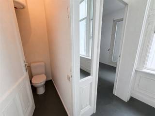 Kantoorruimte te huur op een van de meest prestigieuze locaties van Antwerpen. Dit karaktervolle kantoor van 142 m² bevindt zich op de eerste verdieping van een historisch pand, pal op de Grote Markt.De ruimte bestaat uit twee ruime kamers, een ingerichte keuken, een afzonderlijk toilet en een badkamer. De verbindende doorloop is voorzien van praktische ingemaakte kasten, die heel wat opbergruimte bieden.Vanuit het kantoor geniet u van een uitzonderlijk uitzicht op de Onze-Lieve-Vrouwekathedraal en het indrukwekkende stadhuis. De centrale ligging, naast het iconische Bonaparte, plaatst uw onderneming midden in het historische en bruisende hart van de stad.Openbaar vervoer, winkels en tal van horecazaken bevinden zich op wandelafstand. Een unieke werkplek voor een onderneming die op zoek is naar een centrale locatie met uitstraling, karakter en een onvergetelijk uitzicht.Huidig EPC: 650 kWh/m²/jaar, geldig tot 2028. Na de recente renovatie werd een nieuw EPC aangevraagd