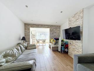 <strong><span>Centraal gelegen woning met 2 ruime slaapkamers!</span></strong><br /><br />Dit aangenaam woonhuis heeft een <strong>uiterst praktische ligging</strong>, op wandelafstand van winkels, scholen en horeca, op het dorp van het landelijke 'Kerksken'. <br /><br />De woning verwelkomt U met <strong>een ruime en afgesloten inkomhal </strong>gelijklopend met <strong>een uitgestrekte woonkamer</strong> waarmee de inkomhal ook in directe verbinding staat.<br /><br />Voorbij de woonkamer is er <strong>een volledig ingerichte en open keuken</strong>.<br /><br />Verder op het gelijkvloers is er nog <strong>een afgesloten berging en een apart toilet</strong>. <br />Van hieruit bereikt U, via <strong>een koer met een vaste trap, een zonnig dakterras</strong> (nog verder af te werken en/of in te richten naar eigen keuze).<br /><br />De eerste verdieping laat zich indelen door <strong>2 zéér ruime slaapkamers</strong>, <strong>een toilet en een badkamer met ligbad en lavabo</strong>.<br /><br />Bent U op zoek naar een centraal gelegen ruime woning die met enkele handige handen vlot verder kan worden ingericht als uw droomhuis?<br />Contacteer uw vadtgoedkantoor KURTIMMO via 0476/076 993 OF info@kurtimmo.be!
