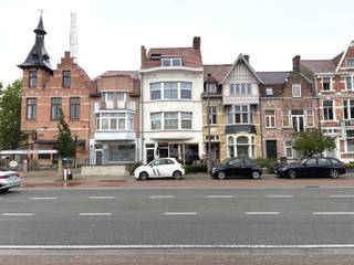 <p>De locatie langs de Scheepsdalelaan, toegangspoort naar het centrum van Brugge, zorgt ervoor dat u van de automatische visibiliteit geniet door de passage van 100’en auto’s per dag.</p>
<p>De privatieve buitenruimte voor de etalage zorgt voor een zuid-west gericht terras òf plaats om fietsen te stallen. Met het stadstuintje aan de achterzijde is ook nog een tweede privatieve buitenruimte inbegrepen.</p>
<p>Binnenin is het pand opgedeeld in: de eigenlijke handelsruimte, momenteel als wijnbar uitgebaat, berging en toiletten M/V.</p>
<p>Op deze commerciële locatie uw zaak vestigen?</p>
<p>Contacteer Bonne Vastgoed voor een bezoek of voor meer informatie via 050/73.73.73 of via info@bonnevastgoed.be</p>
<p></p>
<p></p>