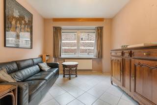 Voor meer info en foto’s, surf naar www.swevers.be – In het hart van Tongeren, in de Sint-Catharinastraat 6, bevindt zich deze gesloten bebouwing met karakter en potentieel. De woning dateert van 1939, werd deels gerenoveerd in 2007 en biedt een bewoonbare oppervlakte van 143 m², verdeeld over meerdere verdiepingen. Ze verkeert in een op te frissen staat en vormt een solide basis voor wie stap voor stap wil moderniseren, zonder in te boeten aan ligging of functionaliteit.<br />Op het gelijkvloers bevinden zich de inkomhal, de badkamer en de garage. De inkom zorgt voor een vlotte toegang tot de woning, terwijl de aanwezigheid van een inpandige garage een absolute meerwaarde is in het stadscentrum.<br />Op de eerste verdieping in de gezellige leefruimte van ca. 10 m². Aansluitend bevindt zich de keuken van 11 m², met voldoende ruimte voor een praktische inrichting. Vanuit deze verdieping is ook het terras bereikbaar, een absolute troef in het stadscentrum.<br />De tweede verdieping is ingericht als slaapverdieping en telt twee slaapkamers van respectievelijk 10 m² en 11 m², samen met een badkamer. Op de tweede verdieping bevindt zich een derde slaapkamer van 10 m², ideaal als extra kamer, bureau of hobbyruimte, en een tweede badkamer. Dit maakt de woning bijzonder geschikt voor gezinnen of wie extra comfort wenst. En op de derde verdieping heb je nog een derde slaapkamer.<br />Het perceel van 60 ca is compact, maar perfect afgestemd op stadswonen. Alles bevindt zich op wandelafstand: scholen op 350 m, openbaar vervoer op 400 m, winkels op 700 m en restaurants en ontspanning op minder dan 250 m. De nabijheid van stadspark De Motten zorgt voor een aangename groene omgeving vlakbij. Een woning met een logische indeling, centrale ligging en veel mogelijkheden. Voor meer informatie, bel 011 255 155. Bron bewoonbare oppervlakte: EPC – verslag.