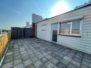 Dit appartement bestaat uit: inkomhal, ruime woonkamer met veel lichtinval, open ingerichte keuken, badkamer en 1 ruime slaapkamer.In de...