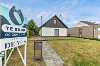 <p>In de Hogenhovestraat te Aarsele bevindt zich deze ruime gezinswoning op een perceel van 841 m², gelegen in een landelijke omgeving met prachtig zicht op de achterliggende weilanden. </p><p>Dankzij de nabijheid van het station van Aarsele en de vlotte verbinding naar Tielt en Deinze combineert deze woning rust met een uitstekende bereikbaarheid.</p><p> </p><p>Met een bewoonbare oppervlakte van ca. 160 m² biedt deze instapklare woning alle ruimte voor het gezin. </p><p>Bovendien werden reeds belangrijke energetische investeringen uitgevoerd, waaronder vernieuwde ramen en deuren, een vernieuwd dak, zonnepanelen en een zonneboiler.</p><p> </p><p>De indeling omvat op het gelijkvloers een inkomhal met gastentoilet, een lichtrijke woonkamer met recente gashaard, een volledig uitgeruste keuken, een badkamer met ligbad en lavabomeubel en twee slaapkamers met uitzicht op de tuin. </p><p>Op de verdieping bevinden zich nog twee extra slaapkamers, een ruime nachthal en twee praktische zolderbergingen.</p><p> </p><p>De woning is volledig onderkelderd en beschikt over een dubbele garage, bereikbaar via een binnentrap en de oprijlaan achteraan. Deze ruimte biedt tal van mogelijkheden voor stockage, hobby’s of een werkplaats.</p><p> </p><p>De tuin sluit naadloos aan op het landelijke decor. </p><p>Achteraan bevindt zich een recent bijgebouw met grote, volledig te openen glaspartijen, ideaal om in alle rust van het uitzicht te genieten.</p><p> </p><p>Extra troeven zijn de regenwaterput van 10.000 liter en de sterke energetische basis. Een ideale woning voor wie op zoek is naar ruimte, rust en potentieel om verder naar eigen smaak te moderniseren.</p>
