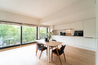 Aan de prestigieuze Amerikalei, één van de mooiste lanen van Antwerpen, vinden we dit ruim en lichtrijk appartement op de 3de verdieping terug...