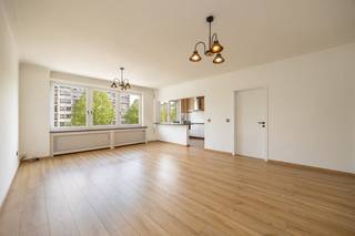 Gelegen aan de Prins Boudewijnlaan te Wilrijk bevindt zich dit stijlvol instapklaar appartement met een bewoonbare oppervlakte van ca. 107 m². De ligging combineert een vlotte bereikbaarheid met een groene omgeving, op korte afstand van  Park Den Brandt en het Middelheimpark.<br /><br /><u>Indeling:</u><br />We betreden het appartement op de tweede verdieping via een private inkomhal, uitgerust met een praktische vestiaire. <br />De leefruimte, met aansluitend de halfopen keuken, geniet van een aangename lichtinval dankzij de grote raampartijen aan de voorgevel.<br />De nachthal biedt toegang tot 2 slaapkamers, badkamer met inloopdouche, aparte toilet, berging en een mooi overdekt en west-georiënteerd terras van circa 14m2.<br />Kenmerkend is de royale opzet van alle ruimtes. Er werd doorheen het appartement gekozen voor een mooie laminaatvloer gecombineerd met een marmerlook tegel in de natte ruimtes wat resulteert in een fris en stijlvol interieur.<br /><br />De garagebox is verplicht bij aan te kopen aan 25.000 euro.<br /><br /><br /><u>Troeven:</u><br />Bewoonbare oppervlakte: ca. 107 m²<br />Instapklaar en goed onderhouden<br />2 volwaardige slaapkamers<br />Ruim terras op tegelvloer 14m2<br />Gunstige EPC-score (B)<br />Centrale ligging met vlotte verbindingen<br /><br /><u>Extra:</u><br />Garagebox verplicht bij aan te kopen aan €25.000<br /><br />De videotour, het grondplan, het EPC, elektriciteitskeuring en de asbestinventaris kan u reeds bekijken via de Wellimmo-site ('documenten')<br /><br />📩 Meer info of een bezoek: info@wellimmo.net<br />📞 03/225 00 68 of 0468/07 55 56 (Gerd)