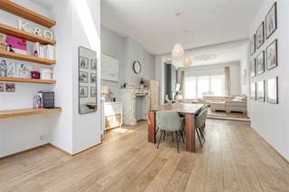 <h1><span>Statige herenwoning met karakter, ruimte en moderne luxe op toplocatie in Oostende</span></h1><p><span>Op de levendige Elisabethlaan in Oostende bevindt zich deze uitzonderlijk ruime en perfect onderhouden herenwoning, waar authentieke charme en hedendaags wooncomfort naadloos samenvloeien. Met haar indrukwekkende volumes, hoge plafonds tot maar liefst 3,95 meter, prachtige originele elementen en volledig instapklare afwerking is dit een unieke eigendom voor wie op zoek is naar karakter, ruimte en veelzijdigheid.</span></p><h2><span>Gelijkvloers</span></h2><p><span>Via de ruime inkomhal betreedt u deze stijlvolle woning. De lichtrijke woonkamer geniet van indrukwekkende plafondhoogtes en tal van authentieke details zoals sierlijke rozetten, originele haarden en prachtige plankenvloeren. Aansluitend bevindt zich een ruime eetplaats, ideaal voor gezellige diners en familiebijeenkomsten.</span></p><p><span>De recent vernieuwde, volledig ingerichte keuken is uitgerust met alle hedendaagse comfort en kwaliteitsvolle toestellen.</span></p><p><span>Verder beschikt de woning over een bijna volledig onderkelderde verdieping, wat zorgt voor een uitzonderlijke hoeveelheid opslagruimte.</span></p><h2><span>Eerste verdieping</span></h2><p><span>De eerste verdieping omvat:</span></p><ul><li><span>Ruime overloop </span></li><li><span>Apart gastentoilet </span></li><li><span>Zeer grote master bedroom </span></li><li><span>Tweede ruime kamer, momenteel ingericht als dressing </span></li><li><span>Badkamer met lavabomeubel en stijlvolle inloopdouche </span></li></ul><h2><span>Tweede verdieping</span></h2><p><span>Op de tweede verdieping bevinden zich:</span></p><ul><li><span>Apart toilet </span></li><li><span>Twee grote slaapkamers </span></li><li><span>Badkamer uitgerust met ligbad en lavabomeubel </span></li></ul><h2><span>Derde verdieping Studioverdieping</span></h2><p><span>De recent volledig vernieuwde zolderverdieping werd omgevormd tot een volwaardige studio en biedt tal van mogelijkheden, zoals inwonende kinderen, gastenverblijf, praktijkruimte of kangoeroewonen.</span></p><p><span>Deze verdieping omvat:</span></p><ul><li><span>Nieuwe keuken </span></li><li><span>Badkamer met inloopdouche, lavabo en toilet </span></li><li><span>Gezellige mezzanine met woon- en slaapgedeelte </span></li></ul><h2><span>Buitenruimte</span></h2><p><span>Het aangename zuidwestgerichte terras geniet van optimale zoninval gedurende vrijwel de volledige dag en vormt een heerlijke plek om in alle rust te ontspannen.</span></p><h2><span>Extra troeven</span></h2><p><span>Instapklaar<br />Nieuwe ramen<br />Dak vernieuwd en geïsoleerd<br />Vernieuwde keuken<br />Elektrische installatie conform<br />Centrale verwarming<br />Zuidwestgericht terras<br />Veel natuurlijke lichtinval<br />Authentieke elementen zoals rozetten, originele haarden en plankenvloeren<br />Uitzonderlijke plafondhoogtes tot 3,95 meter<br />Bijna volledig onderkelderd<br />Veel woonoppervlakte en tal van gebruiksmogelijkheden</span></p><h2><span>Garage mogelijk</span></h2><p><span>Hoewel er geen parkeermogelijkheid voor de woning is, bestaat de mogelijkheid tot aankoop of huur van een garagebox achteraan het perceel. Deze garage geeft uit op de koer van de woning, waarbij eventueel een rechtstreekse verbinding kan worden gecreëerd.</span></p><h2><span>Samengevat</span></h2><p><span>Deze karaktervolle herenwoning combineert authentieke grandeur met hedendaags comfort en biedt uitzonderlijk veel ruimte voor grote gezinnen, thuiswerkers of wie op zoek is naar een woning met een afzonderlijke studio. Een unieke kans voor liefhebbers van stijlvolle herenhuizen in Oostende.</span></p><p><span>Laat u verrassen door de indrukwekkende volumes, de overvloed aan licht en de unieke sfeer die deze prachtige woning uitstraalt.</span></p>