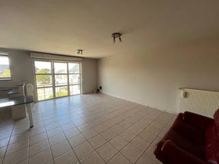 Dit appartement is voorzien van een ruime leefruimte met aansluitende keuken, afzonderlijke bergruimte, 2 slaapkamers, badkamer en een apart toilet.<br /><br />Ideale ligging, op het Carlos Dierickxplein te Asper. <br />Voorzien van groen en parkeermogelijkheden !<br /><br />Uitstekende prijs-kwaliteitsverhouding !<br /><br />Vaste kosten = € 50 / maand