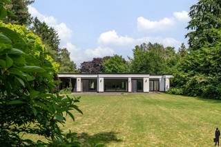 Deze stijlvol gerenoveerde, gelijkvloerse woning beschikt over onder meer 3 (mogelijk 4) slaapkamers, 2 badkamers, prachtige leefruimtes en...