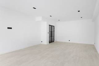 Dit appartement ligt aan de bruisende Turnhoutsebaan in Borgerhout, een levendige buurt met een rijke mix van cultuur, winkels en gezellige eetgelegenheden. Dankzij de nabijheid van openbaar vervoer, scholen en groene parken, combineert deze locatie stedelijke dynamiek met praktische voorzieningen en ontspanning. Met hotspots zoals De Roma en diverse wereldkeukens om de hoek is dit de ideale plek voor wie houdt van een levendig stadsleven.<br /><br />Indeling: inkomhal ruim voorzien van ingemaakte kasten, apart toilet en handige berging. De keuken is voorzien van alle hedendaagse comfort. De woonkamer op parket geniet veel daglicht. De trendy badkamer is voorzien van inloopdouche en dubbele lavabo. Bovendien een aparte berging voor wasmachine. Verder beschikt u over twee mooie slaapkamer waarvan één toegang verleent tot het terras.<br /><br />Het appartement is recent gerenoveerd met hoogwaardige materialen.<br /><br />Alg onkosten bedragen €250 per maand (water, verwarming, syndicus, elektr. gemene delen, blokpolis, ..)<br /><br />EPC: 166KwH/m²/jaar.