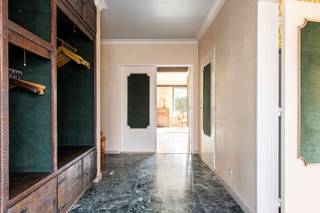 Deze laagbouwwoning met onder meer vier slaapkamers, een bureau en een ruime garage is gelegen op een perceel van ca. 938 m² en bevindt zich in...