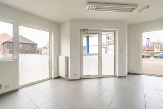 Bent u op zoek naar de perfecte uitvalsbasis voor uw zaak? Dit aantrekkelijke, gelijkvloerse handelspand bevindt zich op een absolute toplocatie...