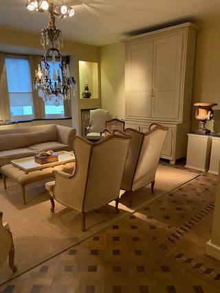 Dit prachtig, uniek appartement ligt in het centrum van Aalst. Achter de mooie gevel, tref je op het 1e verdiep dit pareltje. Het appartement beschikt over een inkom, ruim salon met open keuken. Deze is voorzien van alle apparaten zoals oven, vaatwas, kookplaat en bevat ook een Amerikaanse frigo. Via de gang kom je in de ruime slaapkamer. In de badkamer is er een ligbad, inloopdouche en 2 lavabo's. toilet is apart. De 2e slaapkamer kan perfect als dressing worden gebruikt. Aansluiting voor wasmachine en droogkast is tevens daar ook voorzien. Het appartement wordt niet bemeubeld verhuurd. Ideaal voor wie dicht bij alles wilt wonen! Huurprijs is 950€ Maandelijkse provisie 125€ (water en gas inbegrepen)