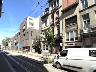 Op zoek naar een commercieel pand op een uitstekende locatie? Dit handelsgelijkvloers is gelegen in de vernieuwde Sint-Jacobsmarkt, pal in het centrum van Antwerpen. Dankzij de vlotte bereikbaarheid met het openbaar vervoer en de naastgelegen parking vormt dit pand de ideale uitvalsbasis voor diverse handelsactiviteiten, kantoorruimte of praktijkruimte.<br /><br />Het pand werd volledig gerenoveerd en bevindt zich in uitstekende staat van onderhoud, waardoor het instapklaar is voor de nieuwe huurder.<br /><br />Bij het betreden van het pand komt u terecht in een ruime, open handelsruimte die doorloopt naar achteren. De open indeling biedt tal van mogelijkheden en kan flexibel worden ingericht naargelang uw activiteit.<br /><br />Achteraan bevindt zich een praktische ruimte met ingebouwde kasten, plaats voor een bureel en de geïnstalleerde verwarmingsketel. Aansluitend is er een verzorgde badkamer, ingericht met inloopdouche, toilet en badkamermeubel.<br /><br />Daarnaast beschikt het pand over een handige stockageruimte in de kelder, toegankelijk via een vaste trap met luik. Deze extra bergruimte maakt het geheel bijzonder praktisch in gebruik.<br /><br />Het pand beschikt over aparte meters voor gas en elektriciteit. Het waterverbruik is gemeenschappelijk. De gemeenschappelijke kosten bedragen slechts €30 per maand.<br /><br />De oppervlakte van het pand gelijkvloers 40m² + 15m² kelder<br /><br />Troeven:<br />Uitstekende ligging in het centrum van Antwerpen<br />Gelegen in de vernieuwde Sint-Jacobsmarkt<br />Volledig gerenoveerd en instapklaar<br />Uitstekende staat van onderhoud<br />Goede bereikbaarheid met openbaar vervoer<br />Parking naast het pand<br />Ruime open handelsruimte<br />Praktische kelderberging<br />Aparte meters voor gas en elektriciteit<br />Lage gemeenschappelijke kosten<br /><br />Wees er snel bij en ontdek de mogelijkheden van dit commercieel pand op een toplocatie!