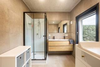 Prachtige volledige gerenoveerde woning met 3 slaapkamers te koop aan de rand van Geraardsbergen, in rustige straat. De woning werd met veel smaak, perfect afgewerkt. Deze bestaat uit een inkomhal, een ruime living, een nieuwe en volledig uitgeruste keuken met ruimte voor eetplaats, een berging voor wasmachine en droogkast, een ruimte voor de technieken, een nieuwe badkamer met dubbele lavabo, douche en bad, apart toilet .Een terras en grote tuin met tuinhuis. Op de eerste verdieping bevinden zich 2 slaapkamers, ramen voorzien van rolluiken. Op de 2e verdieping is een zeer grote en aangename slaapkamer. Kelder aanwezig. Regenwaterput van 2000L.<br />Heeft u interesse? Bel of mail naar Jordi Devos 0477/32.61.53 of jordi@cornelis-goeman.be