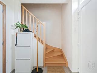 Goedgelegen in een aangenaam woonerf, vlak bij het centrum van Oostrozebeke, bevindt zich deze kwalitatieve en energiezuinige nieuwbouwwoning met garage, 3 slaapkamers, tuin, zonnepanelen én warmtepomp.Deze lichtrijke woning is praktisch en doordacht ingedeeld. Op het gelijkvloers vindt u een inkomhal met trap, een apart toilet, een gezellige leefruimte met open geïnstalleerde keuken, een berging/wasplaats en een inpandige garage.Op de verdieping bevinden zich de nachthal, 3 volwaardige slaapkamers, een badkamer en een tweede apart toilet. Bovendien is er nog een zolder aanwezig die verder kan ingericht worden volgens uw wensen.Dankzij de moderne afwerking, de energiezuinige voorzieningen en de uitstekende ligging is deze woning niet alleen een ideale thuis, maar ook een interessante investering.Meer informatie of een bezoek gewenst? Neem contact op met Emiel: emiel@immobeguin.be