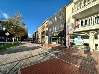Appartement lumineux à rénover avec vue dégagée, près du centre de Knokke. Composition : hall d'entrée avec toilettes. Salon et salle à manger spacieux et lumineux jouissant d'une vue dégagée. Cuisine récemment aménagée avec tous les appareils électroménagers. Débarras. Buanderie avec connexion pour lave-linge et sèche-linge. 1ère chambre spacieuse avec accès à la terrasse arrière avec débarras. Deuxième chambre. Salle de bains (lavabo et douche). Le toit est isolé. Local à vélo.