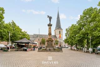 Voor meer info en foto’s, surf naar www.swevers.be – Op een absolute toplocatie in het centrum van Borgloon, vinden we dit ruime handelspand met woonst. Dankzij de uitstekende zichtbaarheid, de nabijheid van horeca, winkels, scholen en openbaar vervoer is dit een ideale opportuniteit voor wie wonen en ondernemen wil combineren. Het pand, oorspronkelijk gebouwd in 1918 en grondig gerenoveerd tussen 2008 en 2010 en biedt tal van mogelijkheden. Op het gelijkvloers bevindt zich een ruim handelsgedeelte met een gezellige brasserie aan de straatzijde, een professionele keuken en sanitaire voorzieningen. Verder strekt het handelsgedeelte zich uit naar een ruime brasserie achteraan. Daarnaast is er nog een afzonderlijke ruimte die perfect dienst kan doen als kantoor, opslagplaats of extra commerciële ruimte. Zowel voor- als achteraan geniet je van een terras. De eerste verdieping is ingericht als woonverdieping met een ruime slaapkamer, badkamer, bureauruimte, berging en een praktische zolderruimte. Op de tweede verdieping bevinden zich vier extra slaapkamers en een tweede badkamer, ideaal voor een groot gezin of wie nood heeft aan extra werk- of hobbyruimtes. Verder beschikt het pand over een kelder van circa 42 m² met meerdere opslagruimtes en twee koelcellen, een grote meerwaarde voor horeca-activiteiten. Op het perceel van 2a 85ca vind je bovendien een gezellige tuin van ongeveer 28 m². Met zes slaapkamers, twee badkamers, ruime handelsruimtes, terrassen, tuin en een centrale ligging vormt dit eigendom een uitzonderlijke kans voor ondernemers, investeerders of gezinnen die ruimte zoeken op een bruisende locatie. Voor meer informatie, bel 012 699 900. Bron bewoonbare oppervlakte: EPC – verslag.